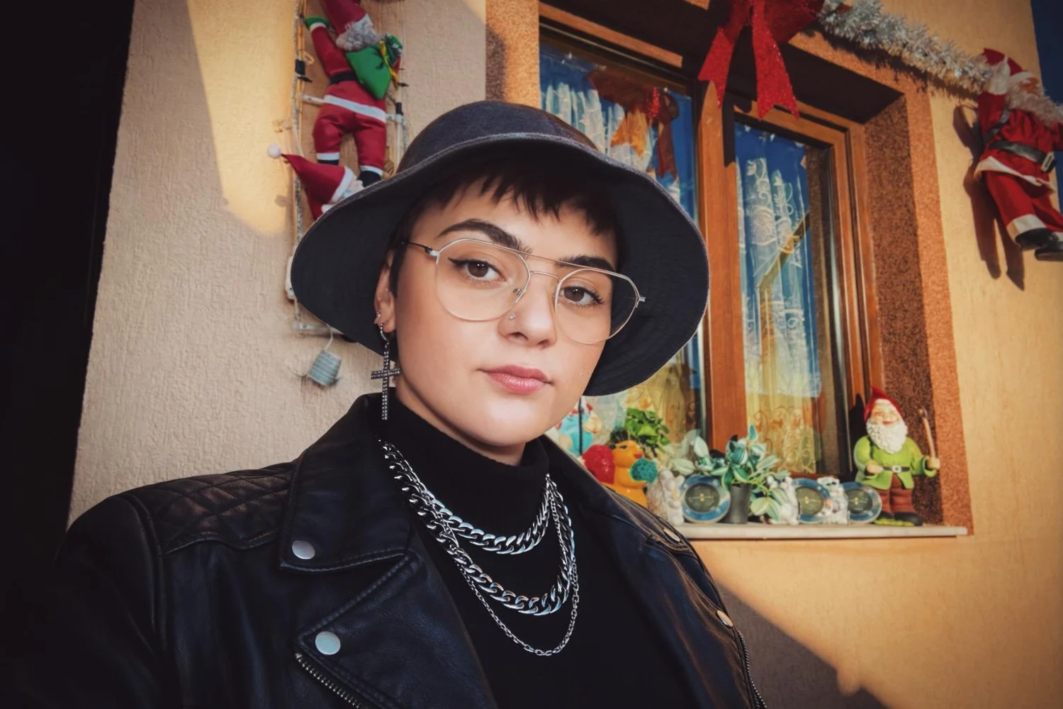 Andreea in a black hat and leather jacket